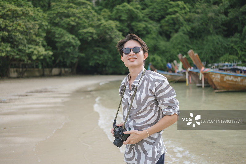 年轻的网络红人在泰国南部甲米普吉岛制作旅行内容图片素材