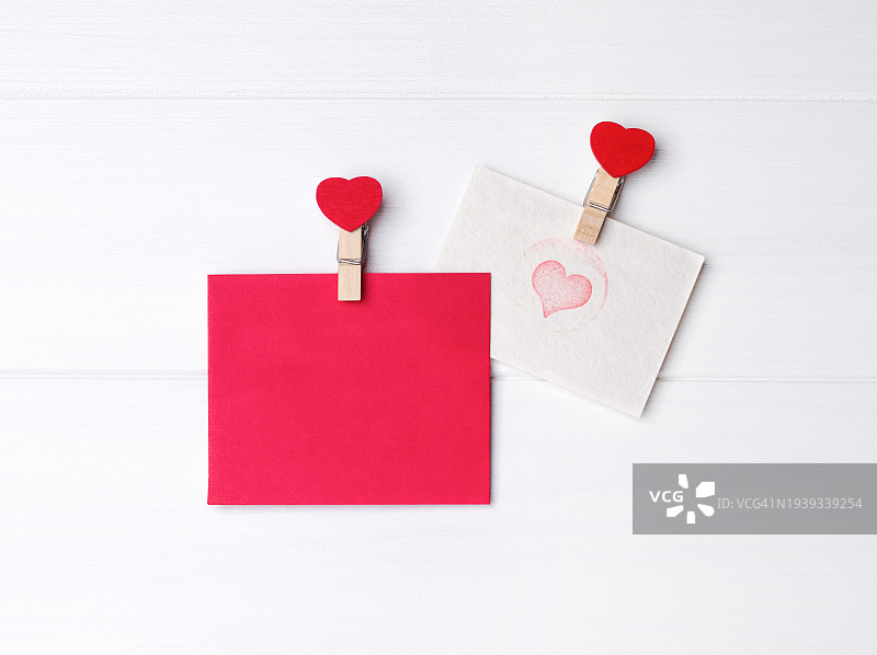 带有红色爱心的木制衣夹，空白明信片图片素材