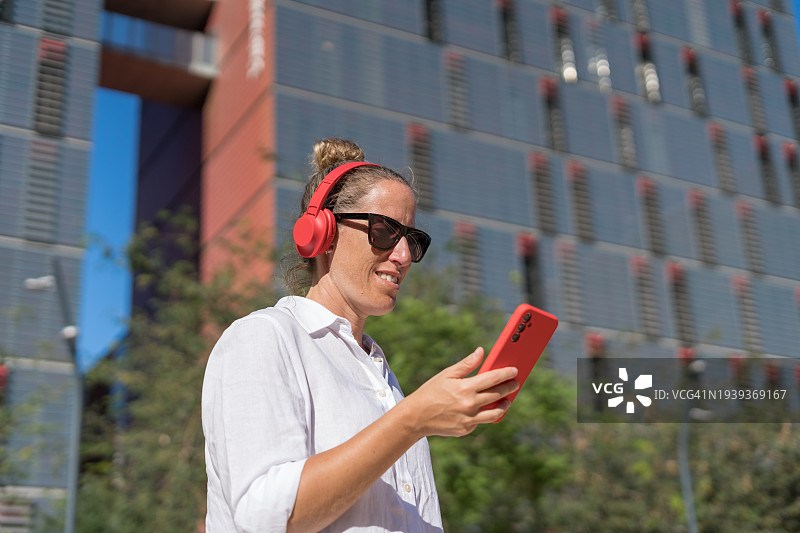 使用手机的微笑女人图片素材
