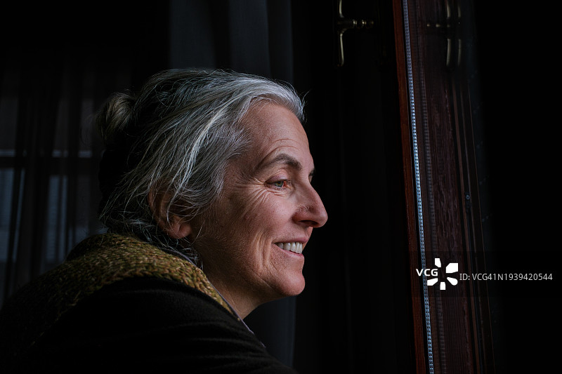 58岁白发女人侧面肖像图片素材
