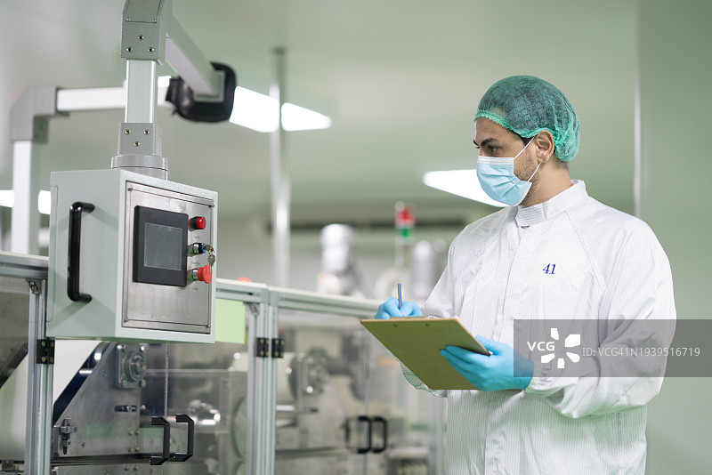 医药制造技术员在控制室检查传送带图片素材