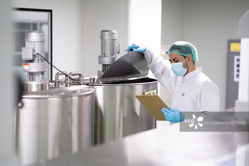 食品科学家在工厂洁净室检查材料制造工艺图片素材