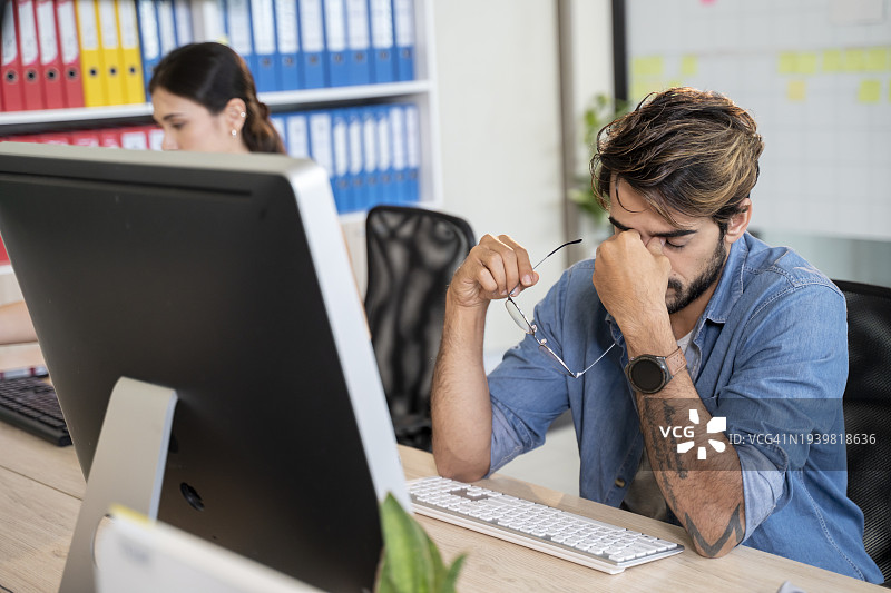 办公室疲惫的年轻男人图片素材