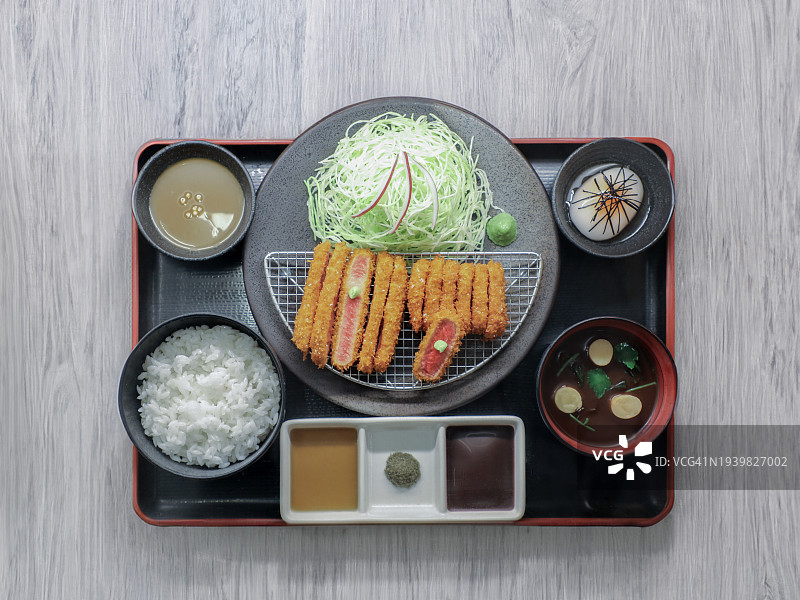 日式美食：西冷和鳍肉牛炸肉排套餐图片素材