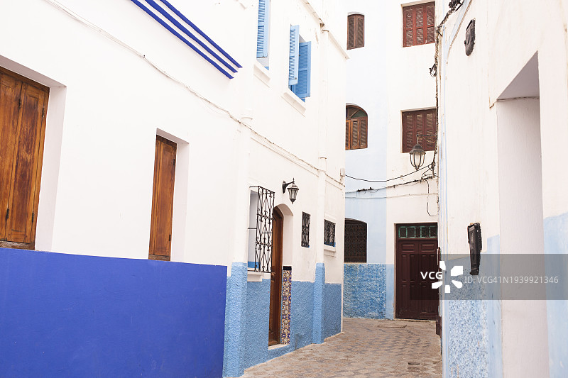 带有狭窄巷道的住宅楼图片素材