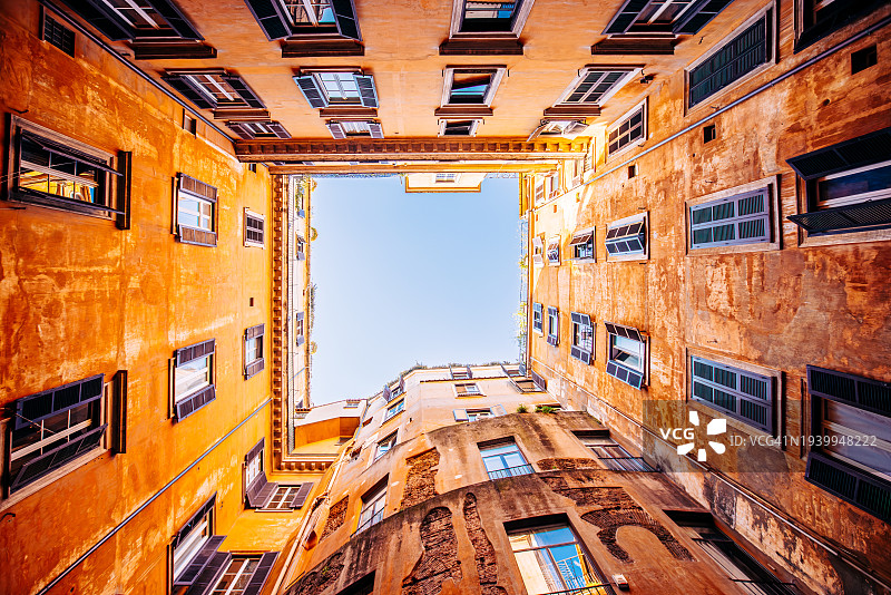 意大利罗马的公寓楼内庭院低角度广角景观图片素材