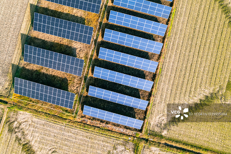 农业农场清洁能源太阳能板、几何形状稻田航拍：环保图片素材