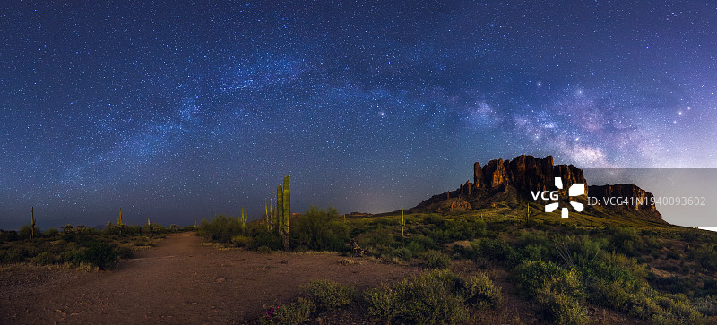 夜晚天空下的山景图片素材