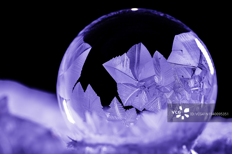 黑色背景下的水晶球特写图片素材