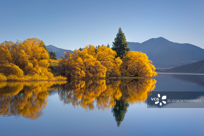 蓝天树木湖泊风光图片素材