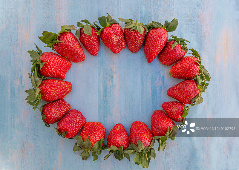 桌子上草莓的特写图片素材