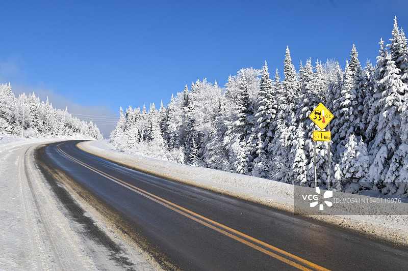 冬季空旷的道路图片素材