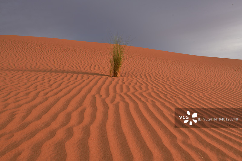 沙漠映衬天空的美景图片素材