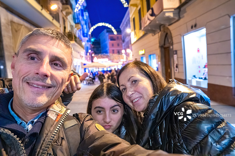 幸福三口之家在意大利圣雷莫夜游图片素材