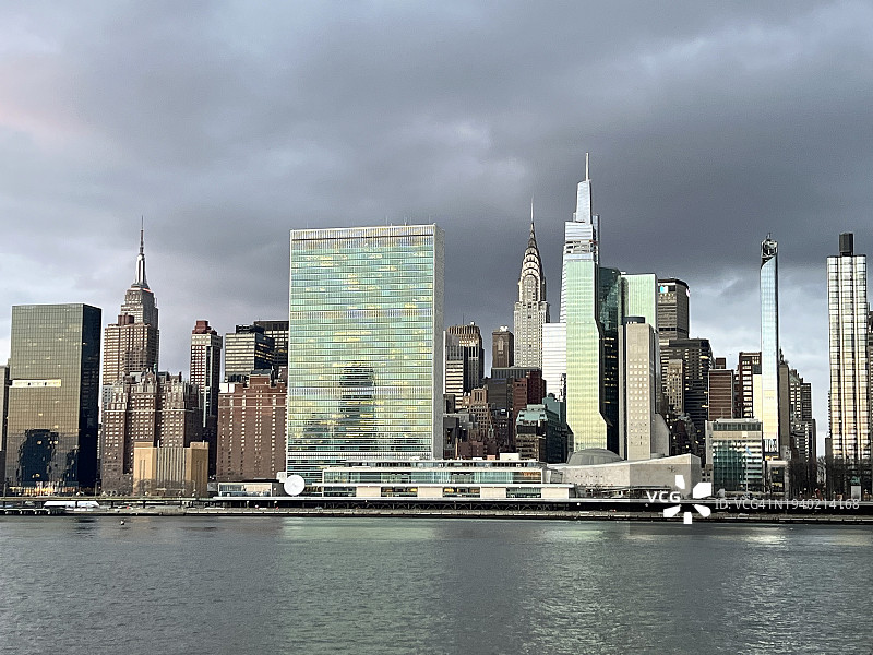 从长岛市拍摄的曼哈顿中城天际线照片。在曼哈顿34街乘坐东河渡轮，在长岛市的猎人角南下船。照片拍摄于2023年12月29日星期五。图片素材