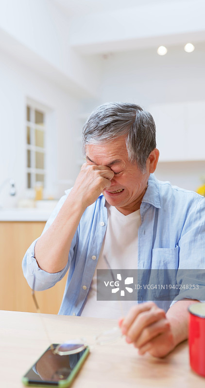 女人感到眼睛疼痛图片素材