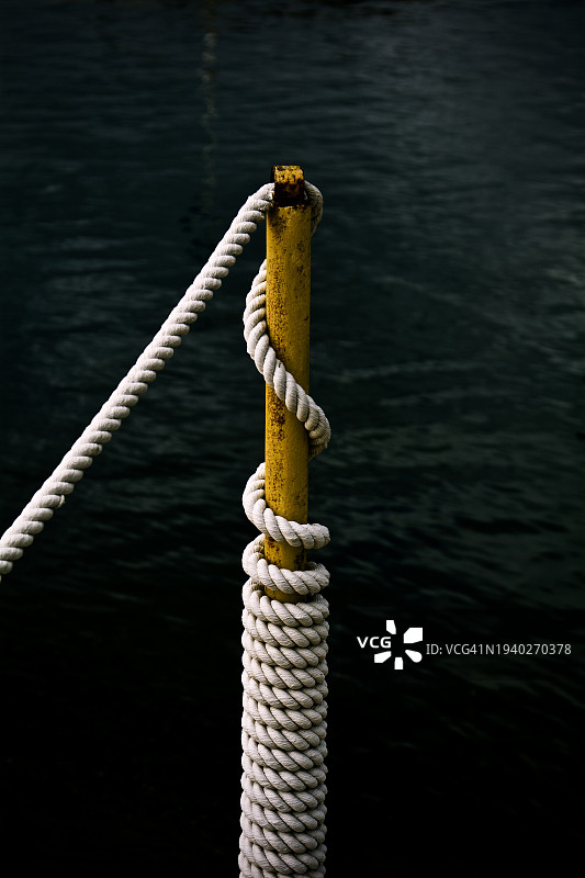系在船上的绳索特写图片素材
