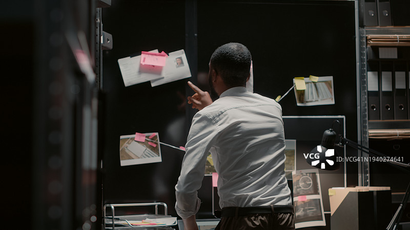 商务人士在办公室工作的背影图片素材