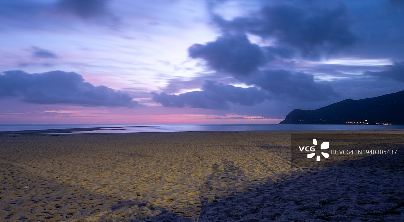 日落时海滩对着天空的风景图片素材