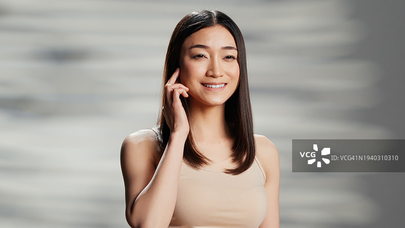 用手机微笑交谈的年轻女子肖像图片素材