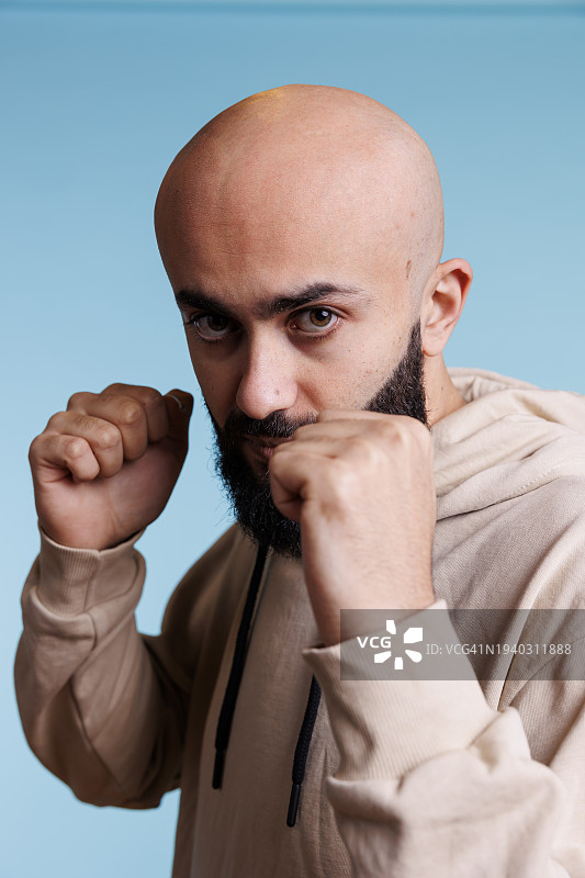 以蓝色天空为背景的男人肖像图片素材