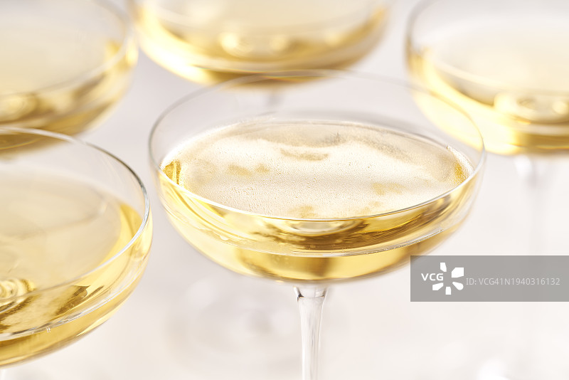 香槟酒杯在白色背景上的特写图片素材