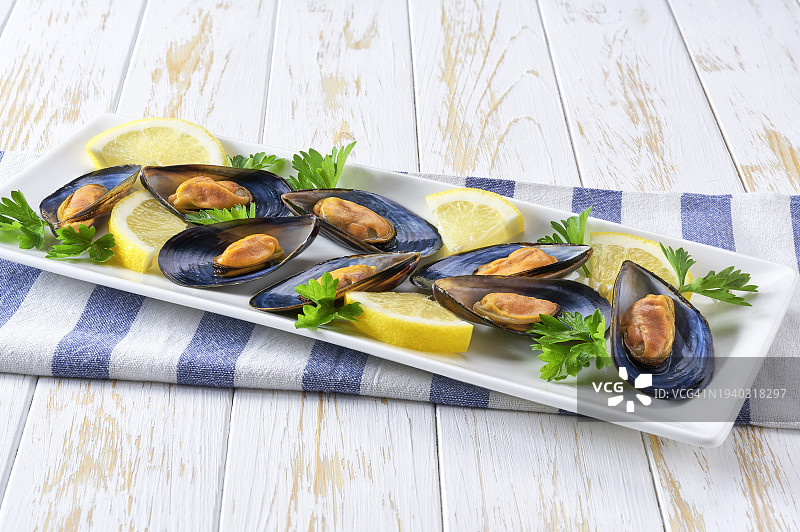 桌上盘中贻贝的高角度俯视图片素材