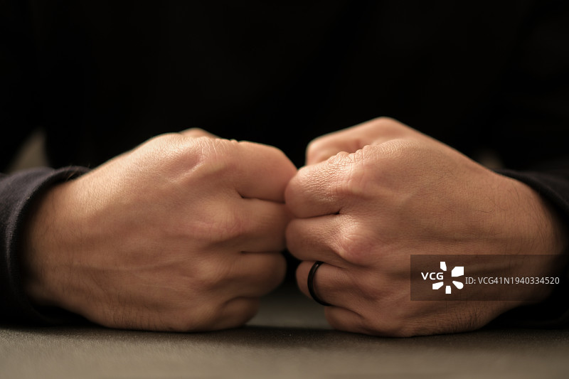 互相接触的拳头，沉思图片素材