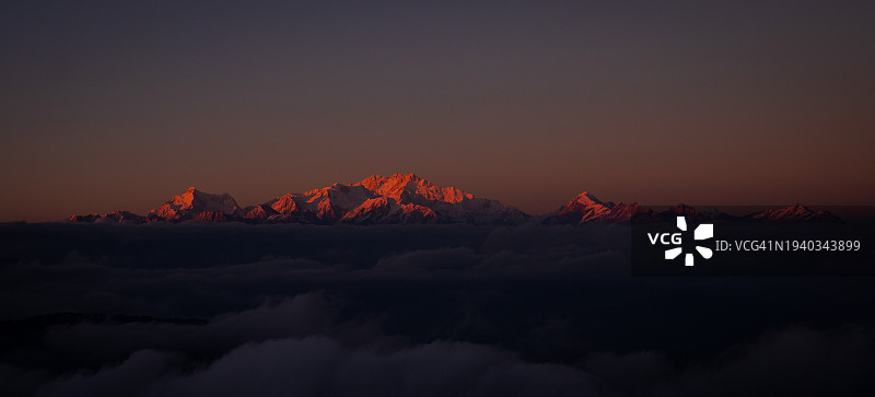 日落时雪山映衬天空的美景图片素材