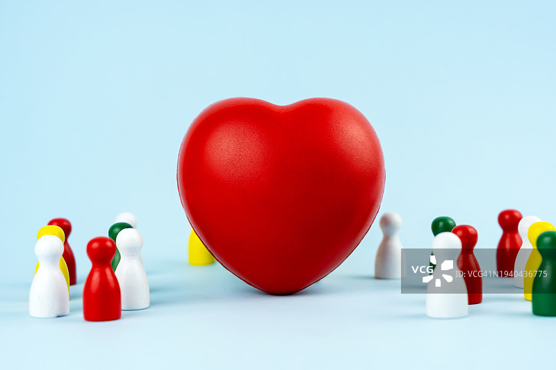 心形彩色木制小雕像图片素材