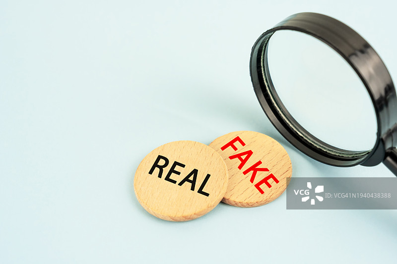 带文字真假的放大镜图片素材