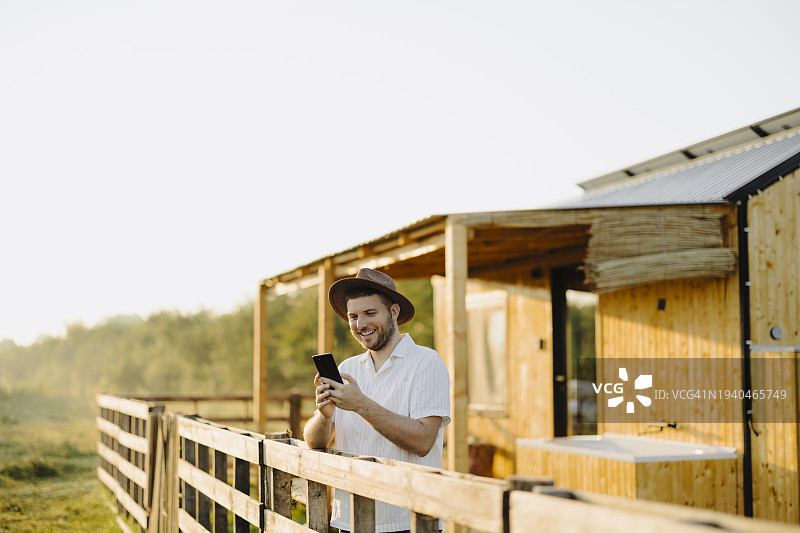 在户外使用智能手机的年轻男人图片素材