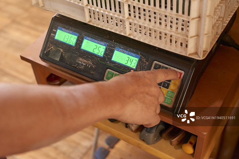 商人使用数字秤图片素材