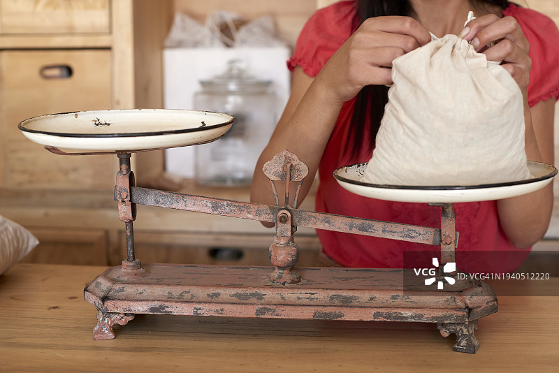 女人使用旧秤图片素材