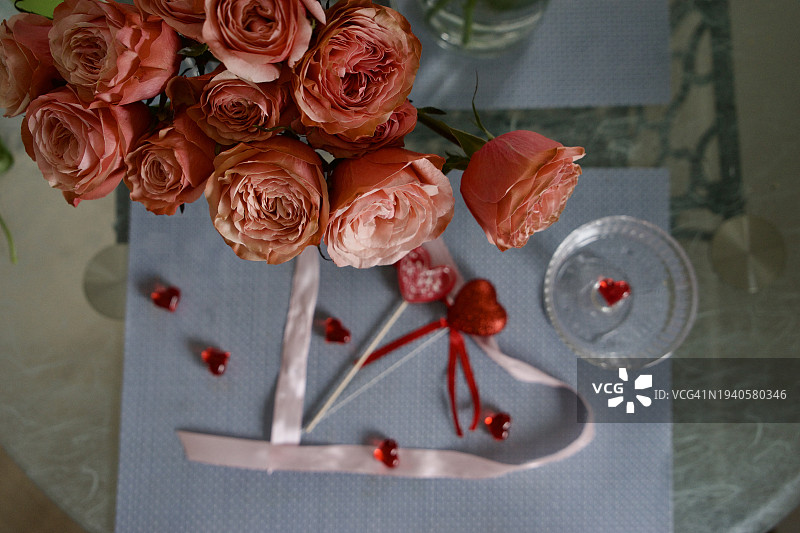 桌子上花瓶中玫瑰花高角度景观图片素材