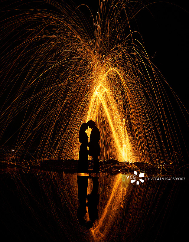 夜晚站在钢丝绒旁的男子剪影图片素材