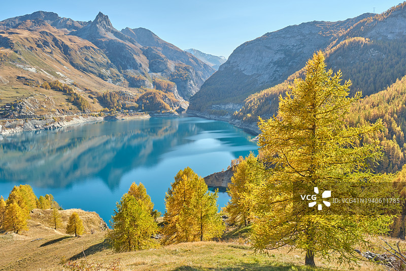 法国蒂涅莱湖湖光山色图片素材