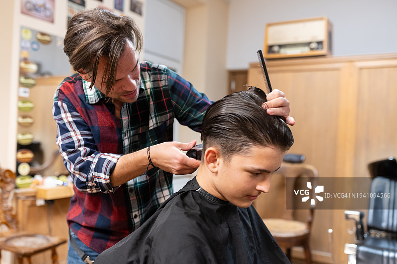在理发店理发的青少年图片素材