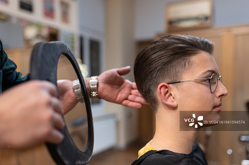 在理发店理发的青少年图片素材