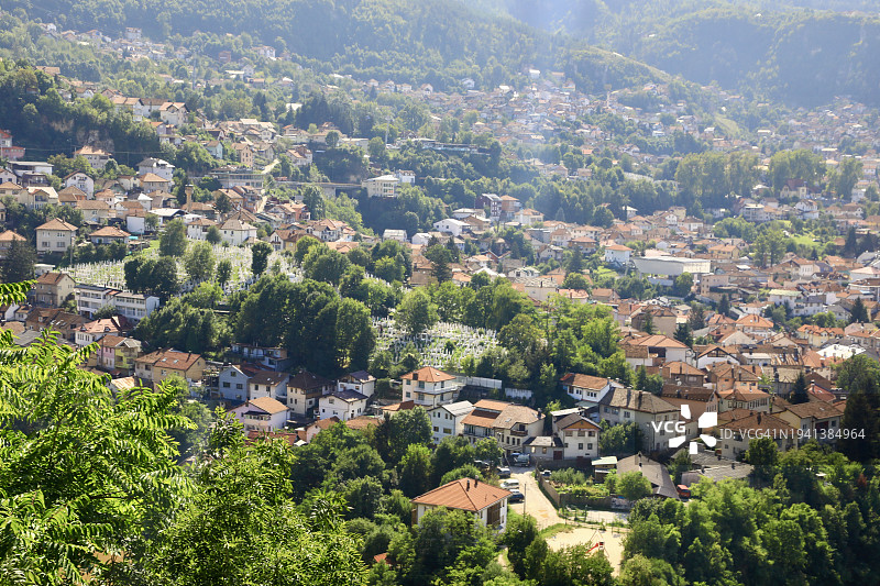 山坡社区的太阳眩光图片素材