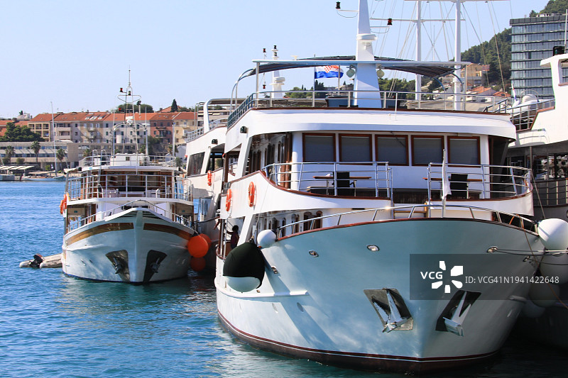 港口中的游艇和小型游轮图片素材