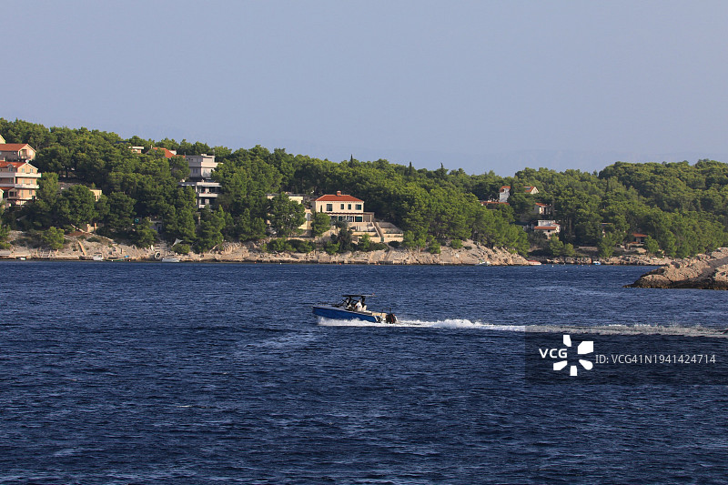 克罗地亚群岛沿岸的休闲划船活动图片素材