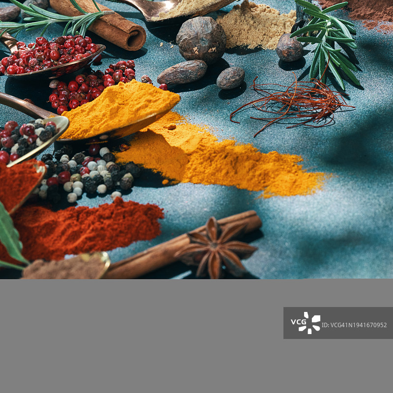 香料品种：辣椒粉、肉桂、卡宴辣椒、肉豆蔻和八角图片素材