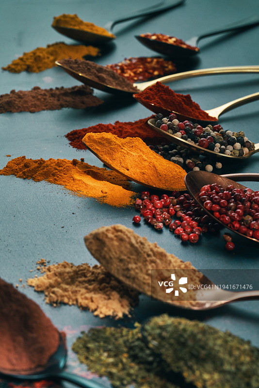 香料品种：辣椒粉、肉桂、卡宴辣椒、肉豆蔻和八角图片素材