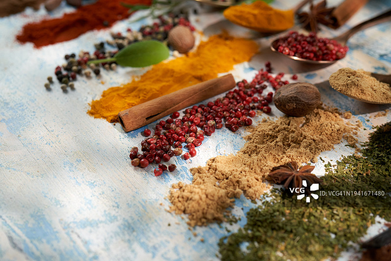 香料品种：辣椒粉、肉桂、卡宴辣椒、肉豆蔻和八角图片素材