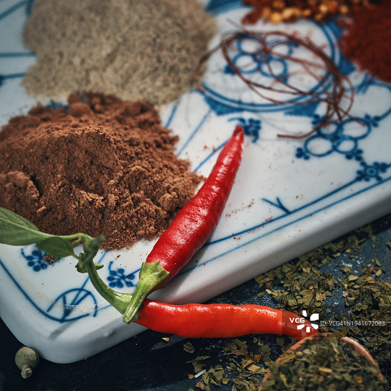 香料品种：辣椒粉、肉桂、卡宴辣椒、肉豆蔻和八角图片素材