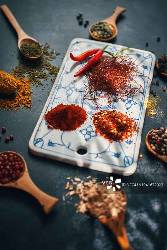 香料品种：辣椒粉、肉桂、卡宴辣椒、肉豆蔻和八角图片素材