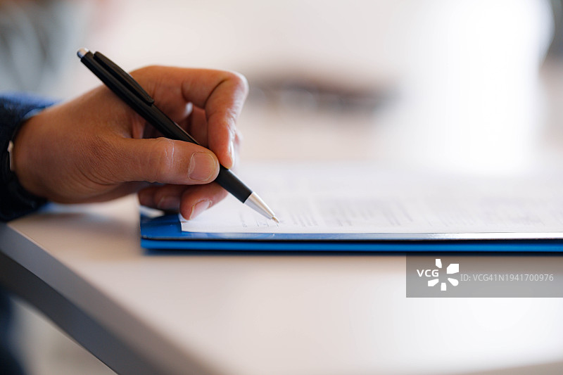 处理报告的商人特写图片素材