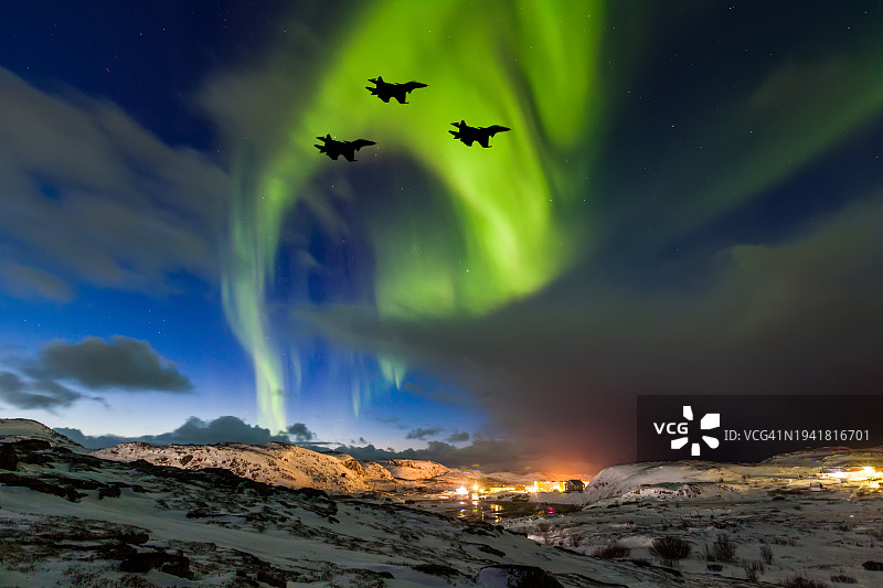 北极光背景下的战斗机：军事航空图片素材