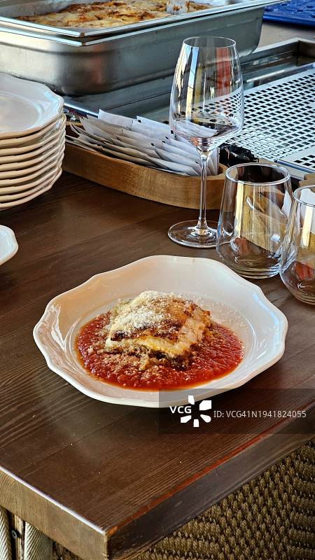 番茄酱烤宽面条：传统意式风味，佐以浓郁番茄酱和奶酪图片素材